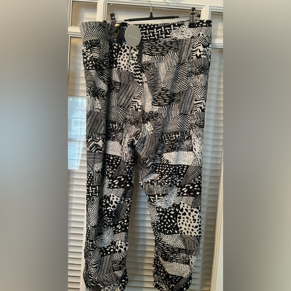 Zim & Zoe Printed Patch Work Capri Pants with zipper- Size 14 - Picture 4 of 10
